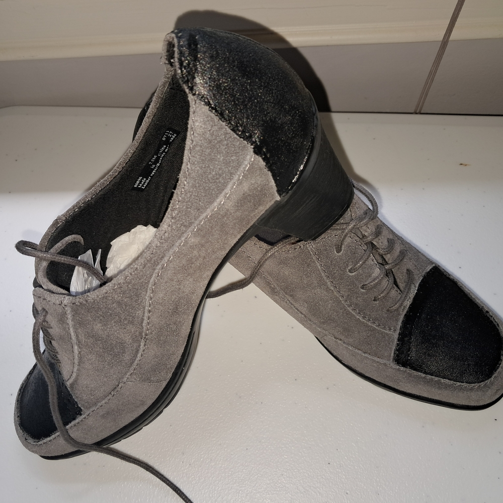 Clarks Gray Suede W/ Black Accents Lace-Up Shoes Size 7.5